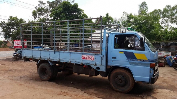 ขาย 6 ล้อ ISUZU เครื่อง 4BC2 100 แรงม้า คัสซีสวยตลอดเส้น คอกเหล็กพร้อมบรรทุก ทะเบียนพร้อมโอน