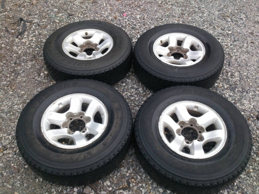 ขายแม็กTOYOTA 6รูขอบ15 พร้อมบริดสโตน 255/70R15 ยางปี10  จำนวน 1 ชุด