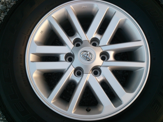 ขายแม็ก TOYOTA VIGO ขอบ17พร้อมยางปี13 ดอกยางหนาสดลึกเท่ากันไม่แตกลายไม่ร้าวไม่กินข้างใช้งานน้อยมาก พร้อมน๊อตแท้ 24 ตัว ขายแม็ก TOYOTA VIGO ขอบ17พร้อมยางปี13 ดอกยางหนาสดลึกเท่ากันไม่แตกลายไม่ร้าวไม่กินข้างใช้งานน้อยมาก พร้อมน๊อตแท้ 24 ตัว