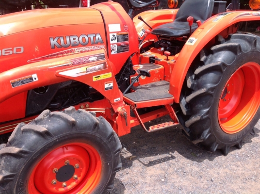 แทรกเตอร์คูโบต้า L3608 สภาพดีเดิมๆทั้งคันมีผานดันหน้า โรตารี่ ผานหลังให้ด้วย แทรกเตอร์คูโบต้า L3608 สภาพดีเดิมๆทั้งคันมีผานดันหน้า โรตารี่ ผานหลังให้ด้วย