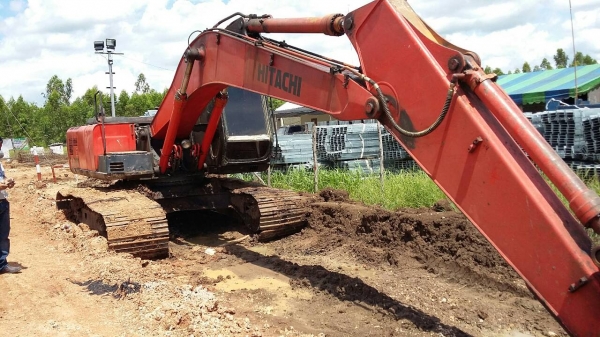 ขายรถแบคโฮ HITACHI  EX200-3ตามสภาพราคาถูกราคา 380,000 090-772-3710 090-772-3708