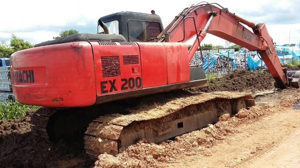 ขายรถแบคโฮ HITACHI  EX200-3ตามสภาพราคาถูกราคา 380,000 090-772-3710 090-772-3708