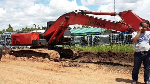 ขายรถแบคโฮ HITACHI  EX200-3ตามสภาพราคาถูกราคา 380,000 090-772-3710 090-772-3708
