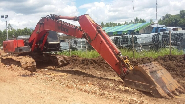 ขายรถแบคโฮ HITACHI  EX200-3ตามสภาพราคาถูกราคา 380,000 090-772-3710 090-772-3708