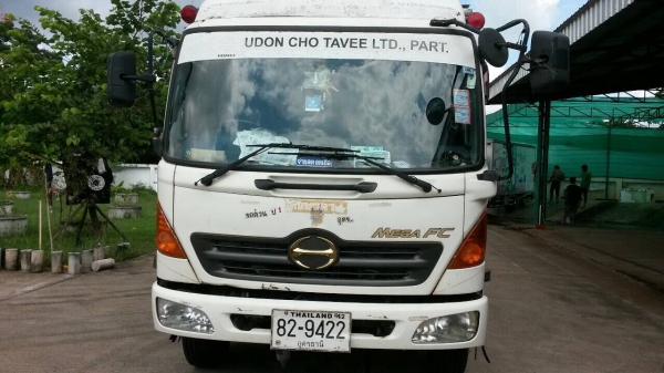 หกล้อตู้แห้ง