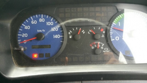 หกล้อตู้แห้ง