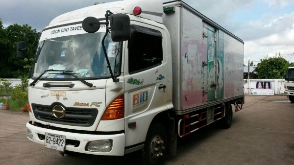 หกล้อตู้แห้ง