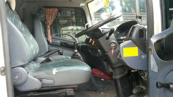 หกล้อตู้แห้ง