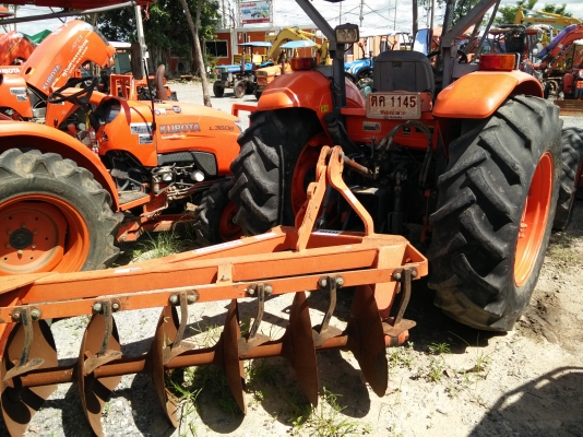 ขายรถแทรกเตอร์ KUBOTA M7040 ตามสภาพ พร้อมผาน 6 ขายรถแทรกเตอร์ KUBOTA M7040 ตามสภาพ พร้อมผาน 6