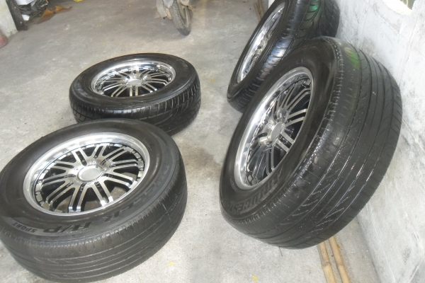 ล้อแม็ก18นิ้ว6รู พร้อมยางสวยๆ 4 ล้อ ราคา 9800 บาท