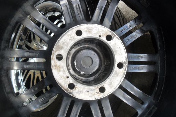 ล้อแม็ก18นิ้ว6รู พร้อมยางสวยๆ 4 ล้อ ราคา 9800 บาท