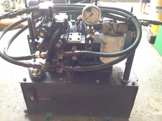 ขายปั้มน้ำมันไฮโดรลิค ขนาด 3HP. 380V พร้อมวาล์วคอนโทรล 110V สภาพสวย พร้อมใช้งาน (เหลือ 1 ตัวครับ) ขายปั้มน้ำมันไฮโดรลิค ขนาด 3HP. 380V พร้อมวาล์วคอนโทรล 110V สภาพสวย พร้อมใช้งาน (เหลือ 1 ตัวครับ)