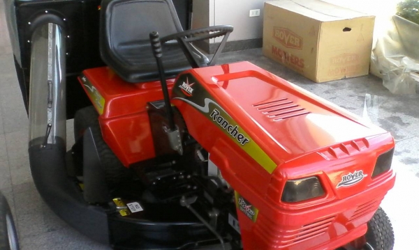 รถตัดหญ้าแบบนั่งขับ ขนาด 18.5 แรงม้า
