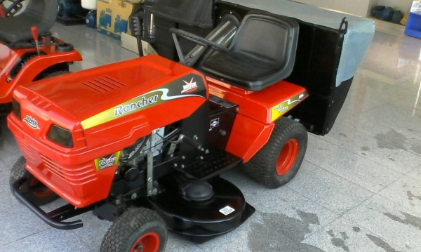 รถตัดหญ้าแบบนั่งขับ ขนาด 18.5 แรงม้า
