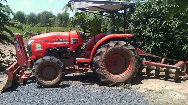 รถไถ KUBOTA L3608 (ราคา265,000บาท) สภาพพร้อมใช้งานรถสวยสภาพเดิมๆ พร้อมอุปกรณ์ 2 รายการ ผานดันหน้า ผา