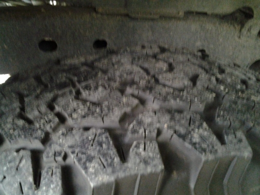 ขายแม็ค 6 รู กว้าง 8 นิ้ว พร้อมยาง Bf All 265/70 R 17 ยางปี 14  และปี 13 จำนวน1ชุด  ขาย 23,500 บาท