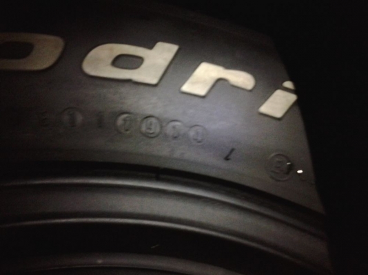 ขายแม็ค 6 รู กว้าง 8 นิ้ว พร้อมยาง Bf All 265/70 R 17 ยางปี 14  และปี 13 จำนวน1ชุด  ขาย 23,500 บาท