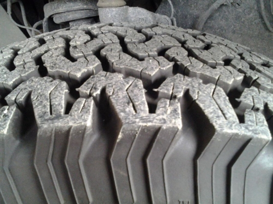 ขายแม็ค 6 รู กว้าง 8 นิ้ว พร้อมยาง Bf All 265/70 R 17 ยางปี 14  และปี 13 จำนวน1ชุด  ขาย 23,500 บาท