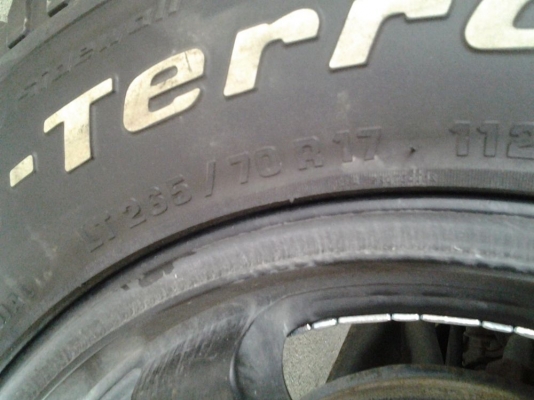 ขายแม็ค 6 รู กว้าง 8 นิ้ว พร้อมยาง Bf All 265/70 R 17 ยางปี 14  และปี 13 จำนวน1ชุด  ขาย 23,500 บาท