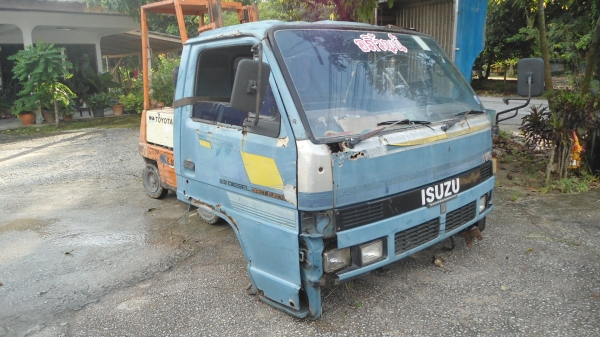 มาอีกแล้วครับของฝากนักปั้น หัวNPR อีซูซุ 115 อุปกรณ์ครบ คอนโซน สวยๆเลยครับ มาอีกแล้วครับของฝากนักปั้น หัวNPR อีซูซุ 115 อุปกรณ์ครบ คอนโซน สวยๆเลยครับ