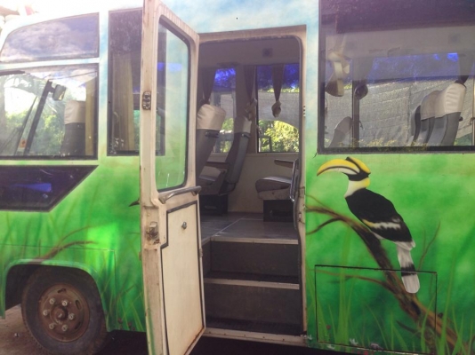 ขายรถจอดนานครับต้องเรถบัสแอร์มิตซูแคนเตอร์ เครื่อง4D34 ก็บสีรถไม่ผุแต่สีร่อน ทะเบียน ม.79 เครื่องวิ่งไป2หมื่นกว่าโลเองครับ แซสซีเหมือนใหม่ลองมาขับดูก่อนครับ ขาย 240000 บาท เอาไปทำทัวร์ได้เลยหรือรับ-ส่งนักเรียนก็แจ๋วครับ