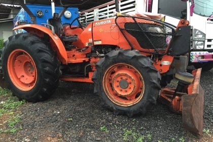 ขาย รถไถ kubota ปี53 วิ่ง 4,000 ชม M7040 70แรง 2 เพลา มีอุปกรณ์ดันหน้า กับ หางหลังให้1ชิ้นครับ