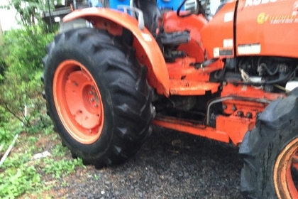 ขาย รถไถ kubota ปี53 วิ่ง 4,000 ชม M7040 70แรง 2 เพลา มีอุปกรณ์ดันหน้า กับ หางหลังให้1ชิ้นครับ