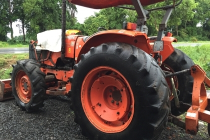 ขาย รถไถ kubota ปี53 วิ่ง 4,000 ชม M7040 70แรง 2 เพลา มีอุปกรณ์ดันหน้า กับ หางหลังให้1ชิ้นครับ