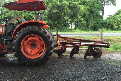 ขาย kubota 105s ปี52 ทะเบียนครบ 4200ชม มีดันหน้ากับหางหลัง1ชิ้น