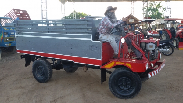 อีแต๋น เครื่องยันมาร์ ราคา65000บาทโทร0813655997อำพร พาเจริญ อยู่ อ คลองขลุง จ กำแพงเพชร ราคานี้ยังต่อลองได้อีกนะครับ