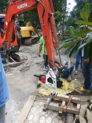 หัวกระแทกใหม่ ASADA รุ่น A-50 ติดตั้งกับรถขุดเล็ก KUBOTA รุ่น KX161 (รถขุดขนาด5ตัน)ลดราคาถูกสุดพิเศษสำหรับช่วงนี้เท่านั้น โทรเลย 029409240-4 หัวกระแทกใหม่ ASADA รุ่น A-50 ติดตั้งกับรถขุดเล็ก KUBOTA รุ่น KX161 (รถขุดขนาด5ตัน)ลดราคาถูกสุดพิเศษสำหรับช่วงนี้เท่านั้น โทรเลย 029409240-4