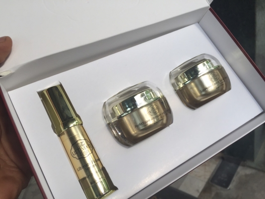 The Ultimate ( ดิ อัลติเมท ) ผลลัพธ์ ของผิวอ่อนเยาว์ เรียบเนียน กระจ่างใส เหมาะกับทุกสภาพผิว เห็นผลได้ในชุดเดียว ช่วยให้ผิวกระจ่างใส ช่วยลดเลือนริ้วรอย ช่วยลด ฝ้า กระ และ จุด ด่างดำ ผิวหน้าดูอ่อนเยาว์ขึ้น เห็นผลได้ในชุดเดียว Ultimate Future Serum อัลต The Ultimate ( ดิ อัลติเมท ) ผลลัพธ์ ของผิวอ่อนเยาว์ เรียบเนียน กระจ่างใส เหมาะกับทุกสภาพผิว เห็นผลได้ในชุดเดียว ช่วยให้ผิวกระจ่างใส ช่วยลดเลือนริ้วรอย ช่วยลด ฝ้า กระ และ จุด ด่างดำ ผิวหน้าดูอ่อนเยาว์ขึ้น เห็นผลได้ในชุดเดียว Ultimate Future Serum อัลต