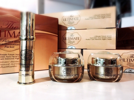 The Ultimate ( ดิ อัลติเมท )  ผลลัพธ์ ของผิวอ่อนเยาว์ เรียบเนียน กระจ่างใส เหมาะกับทุกสภาพผิว เห็นผลได้ในชุดเดียว  ช่วยให้ผิวกระจ่างใส ช่วยลดเลือนริ้วรอย  ช่วยลด ฝ้า กระ และ จุด ด่างดำ ผิวหน้าดูอ่อนเยาว์ขึ้น เห็นผลได้ในชุดเดียว  Ultimate Future Serum อัลต