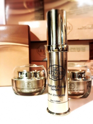 The Ultimate ( ดิ อัลติเมท ) ผลลัพธ์ ของผิวอ่อนเยาว์ เรียบเนียน กระจ่างใส เหมาะกับทุกสภาพผิว เห็นผลได้ในชุดเดียว ช่วยให้ผิวกระจ่างใส ช่วยลดเลือนริ้วรอย ช่วยลด ฝ้า กระ และ จุด ด่างดำ ผิวหน้าดูอ่อนเยาว์ขึ้น เห็นผลได้ในชุดเดียว Ultimate Future Serum อัลต The Ultimate ( ดิ อัลติเมท ) ผลลัพธ์ ของผิวอ่อนเยาว์ เรียบเนียน กระจ่างใส เหมาะกับทุกสภาพผิว เห็นผลได้ในชุดเดียว ช่วยให้ผิวกระจ่างใส ช่วยลดเลือนริ้วรอย ช่วยลด ฝ้า กระ และ จุด ด่างดำ ผิวหน้าดูอ่อนเยาว์ขึ้น เห็นผลได้ในชุดเดียว Ultimate Future Serum อัลต