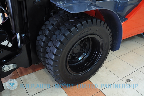 ขายรถโฟล์คลิฟท์มือสอง TOYOTA รุ่น 8FD30 ราคา xxx,xxx บาท นำเข้าจากประเทศญี่ปุ่น 100\% ไม่เคยใช้งานในไทย