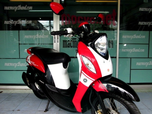 Fino i สีแดงขาว ลายสปร์อต รถเดือน กุมภาพันธ์ ปี 57 ไมล์ 1หมื่นโล โปรโมชั่น แถม 3 รายการ