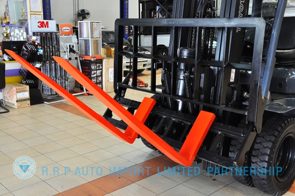 ขายรถโฟล์คลิฟท์มือสอง TOYOTA รุ่น 8FD30 ราคา xxx,xxx บาท นำเข้าจากประเทศญี่ปุ่น 100\% ไม่เคยใช้งานในไทย