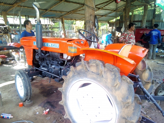 27000บาทลดสุดๆครับ Kubota L240เพลาเดียวเกียร์ดี หางดีมาก ยกดี ตัวเปล่าราคาเบาๆครับ
