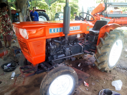 27000บาทลดสุดๆครับ Kubota L240เพลาเดียวเกียร์ดี หางดีมาก ยกดี ตัวเปล่าราคาเบาๆครับ