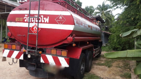 รถอีซูซุ 10 ล้อ บรรทุกน้ำมัน  240 แรงม้า. ปี 37.    สนใจติดต่อ  081 - 6079515