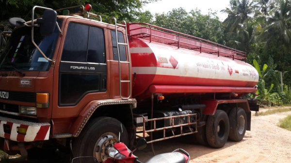 รถอีซูซุ 10 ล้อ บรรทุกน้ำมัน  240 แรงม้า. ปี 37.    สนใจติดต่อ  081 - 6079515