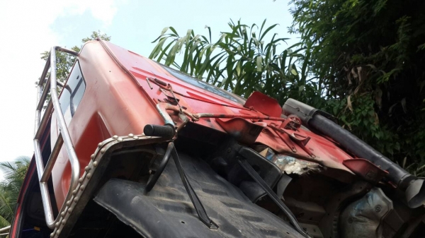 รถอีซูซุ 10 ล้อ บรรทุกน้ำมัน  240 แรงม้า. ปี 37.    สนใจติดต่อ  081 - 6079515