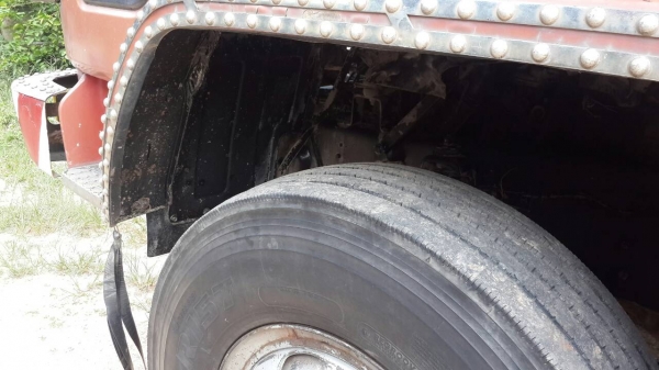 รถอีซูซุ 10 ล้อ บรรทุกน้ำมัน  240 แรงม้า. ปี 37.    สนใจติดต่อ  081 - 6079515