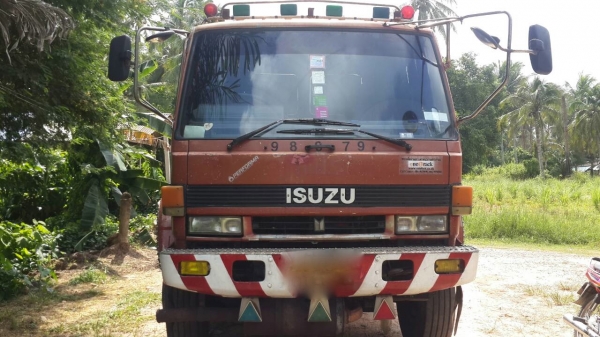 รถอีซูซุ 10 ล้อ บรรทุกน้ำมัน  240 แรงม้า. ปี 37.    สนใจติดต่อ  081 - 6079515