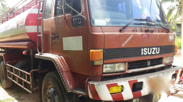 รถอีซูซุ 10 ล้อ บรรทุกน้ำมัน  240 แรงม้า. ปี 37.    สนใจติดต่อ  081 - 6079515