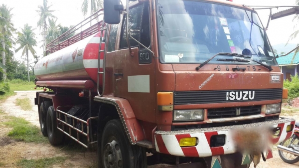 รถอีซูซุ 10 ล้อ บรรทุกน้ำมัน  240 แรงม้า. ปี 37.    สนใจติดต่อ  081 - 6079515