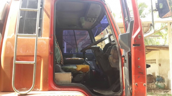 รถอีซูซุ 10 ล้อ บรรทุกน้ำมัน  240 แรงม้า. ปี 37.    สนใจติดต่อ  081 - 6079515