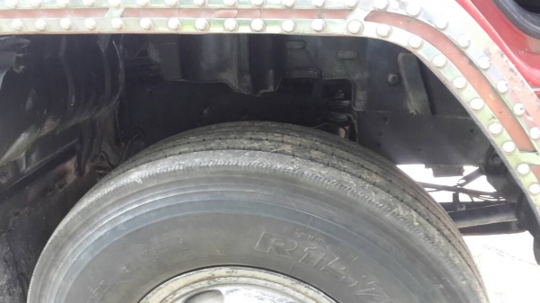 รถอีซูซุ 10 ล้อ บรรทุกน้ำมัน  240 แรงม้า. ปี 37.    สนใจติดต่อ  081 - 6079515