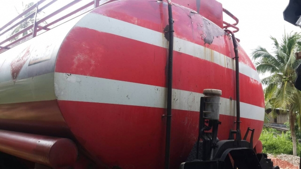 รถอีซูซุ 10 ล้อ บรรทุกน้ำมัน  240 แรงม้า. ปี 37.    สนใจติดต่อ  081 - 6079515