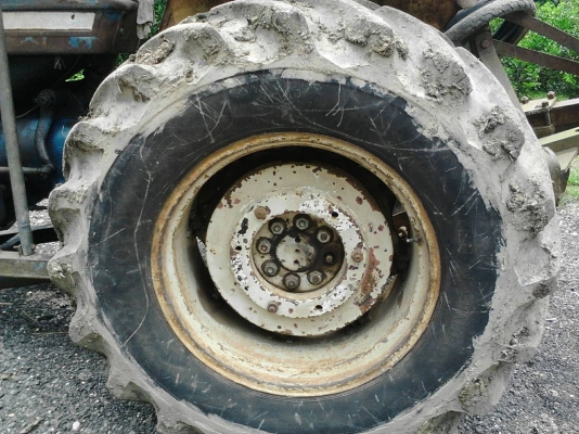 รถไถ FORD  6600.   ( เพลาเดียว. )    สนใจติดต่อ  081 - 6079515